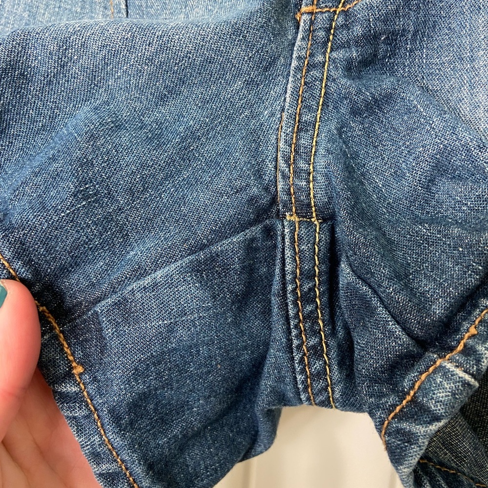 EUC Vintage Old Navy women’s medium wash pleated blue denim short shorts size 2 - Picture 2 of 7